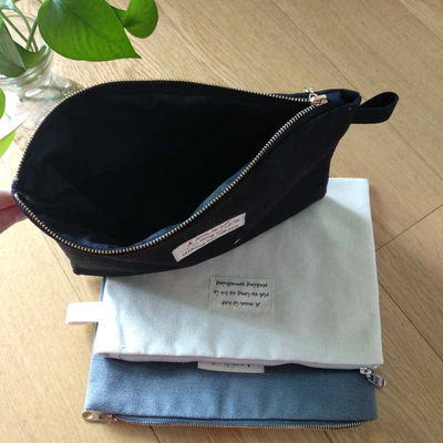 ปรับแต่งกระเป๋าผ้าใบแบนสีดำสำหรับ Ipad นำกลับมาใช้ใหม่ได้ ECO ฟรีกระเป๋าผ้าฝ้ายขนาดเล็ก